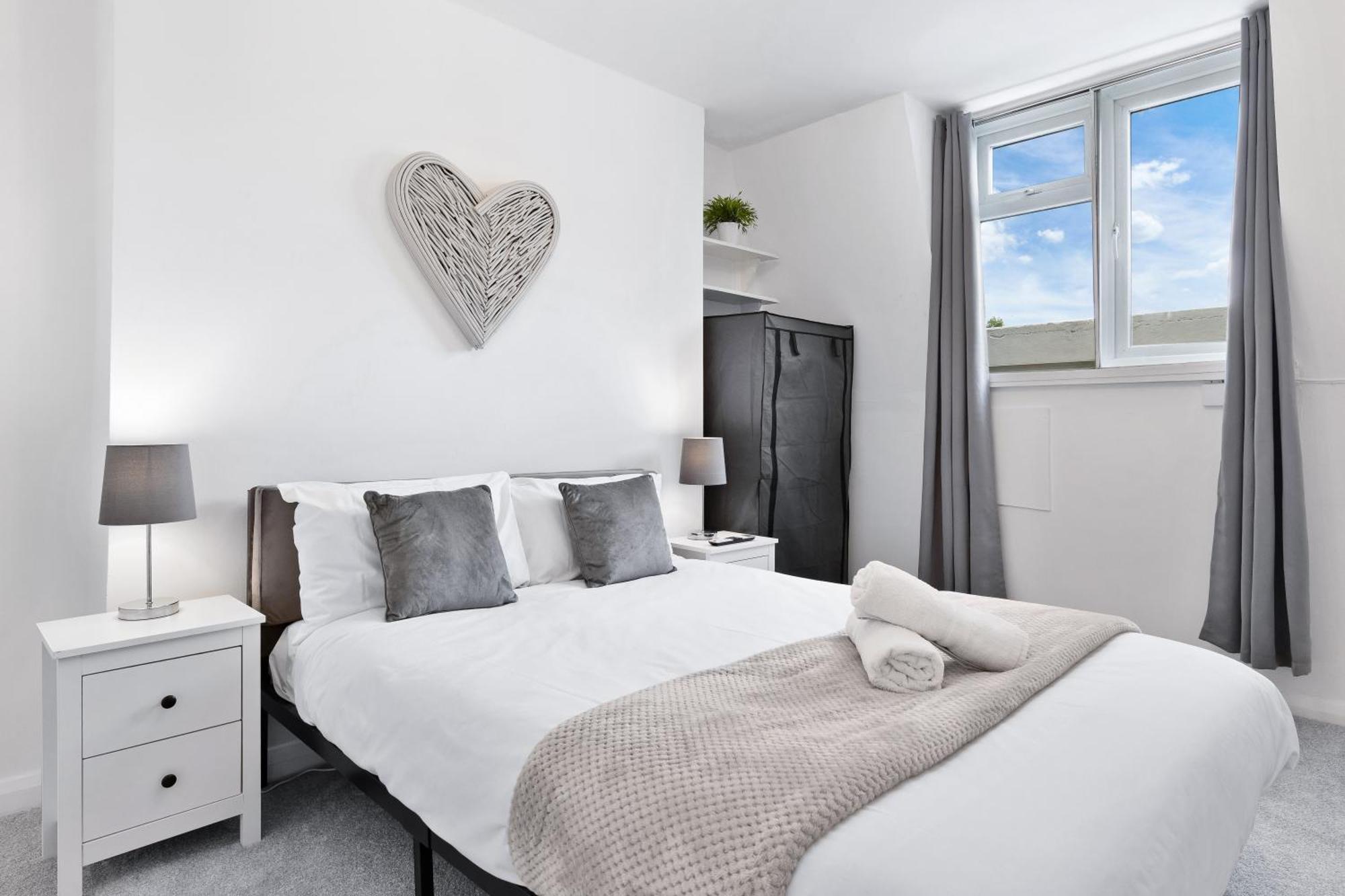 Newly Renovated Kensington 2 Bedroom With Balcony Near Harrods Sleeps 6, 2 Min Walk From Station Londen