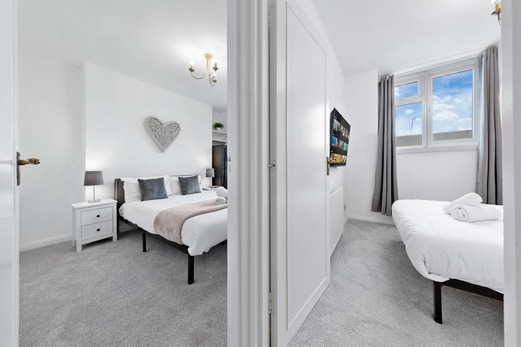 Appartement Newly Renovated Kensington 2 Bedroom With Balcony Near Harrods Sleeps 6, 2 Min Walk From Station Londen
