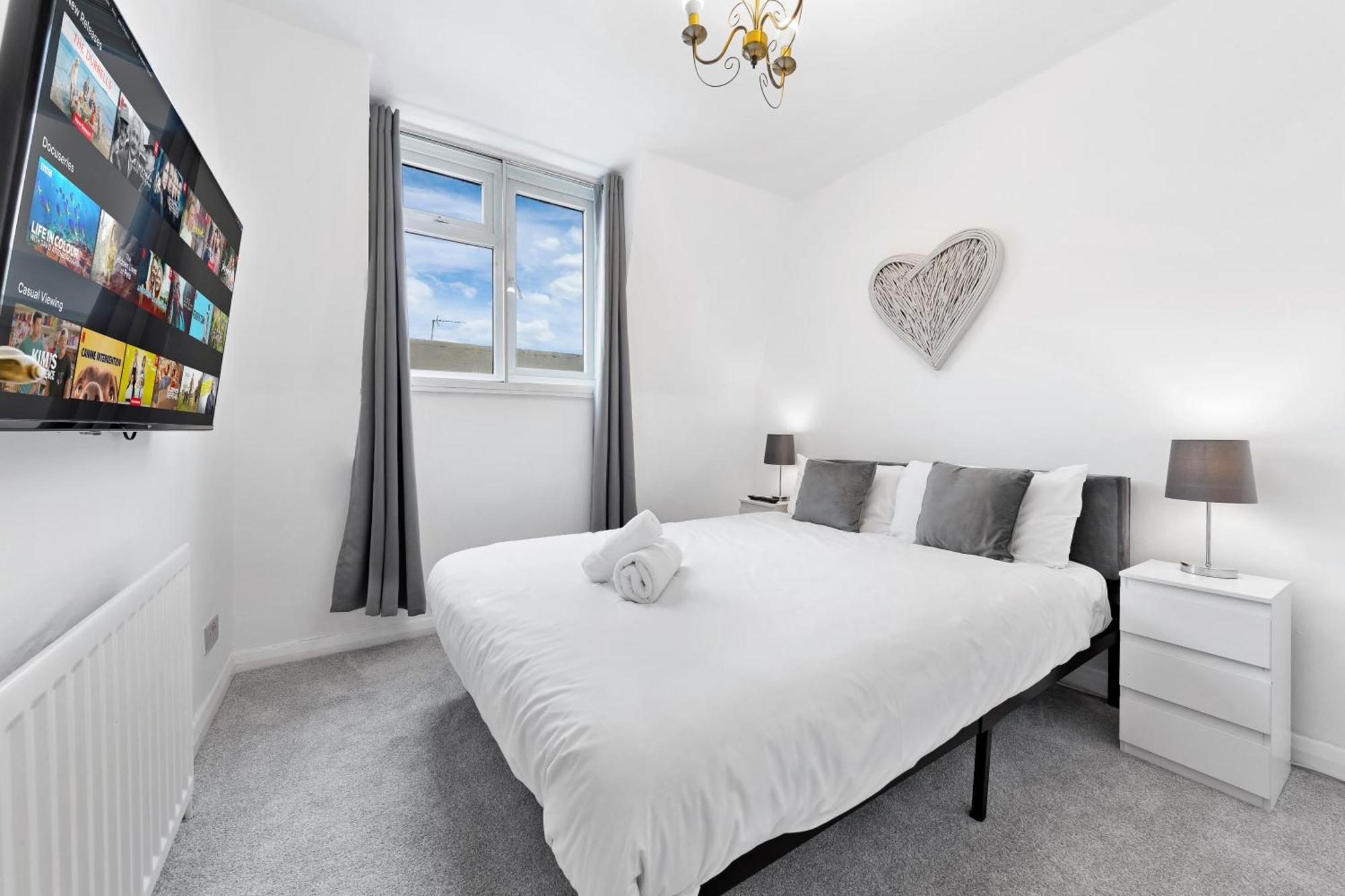 Newly Renovated Kensington 2 Bedroom With Balcony Near Harrods Sleeps 6, 2 Min Walk From Station Appartement Londen