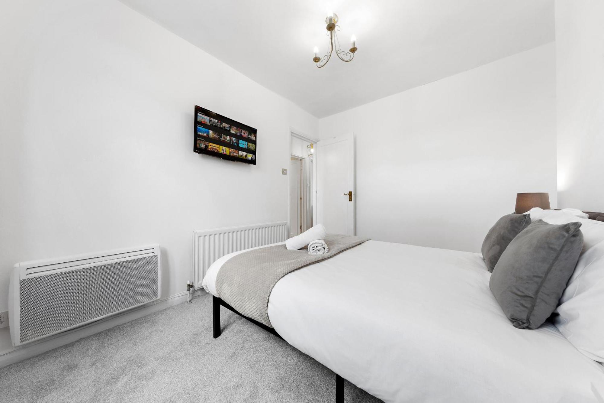 Newly Renovated Kensington 2 Bedroom With Balcony Near Harrods Sleeps 6, 2 Min Walk From Station Appartement Londen