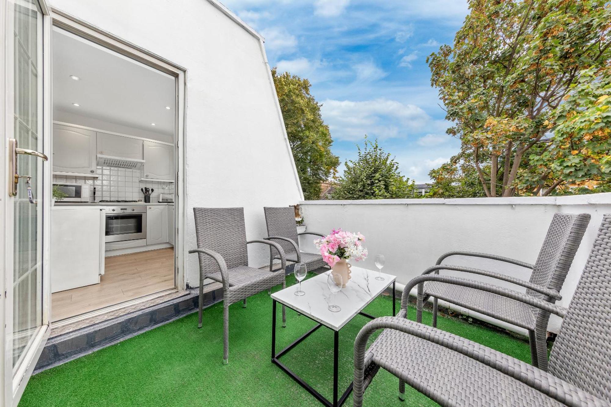 Newly Renovated Kensington 2 Bedroom With Balcony Near Harrods Sleeps 6, 2 Min Walk From Station Londen