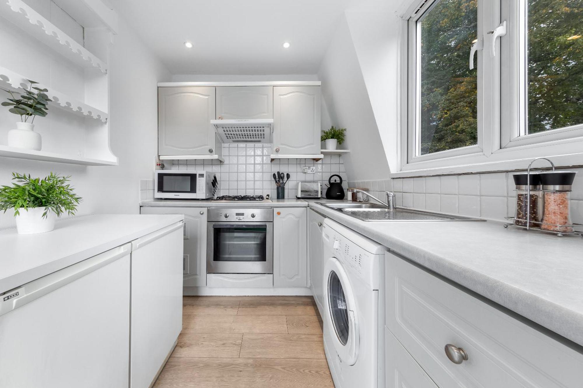 Appartement Newly Renovated Kensington 2 Bedroom With Balcony Near Harrods Sleeps 6, 2 Min Walk From Station Londen