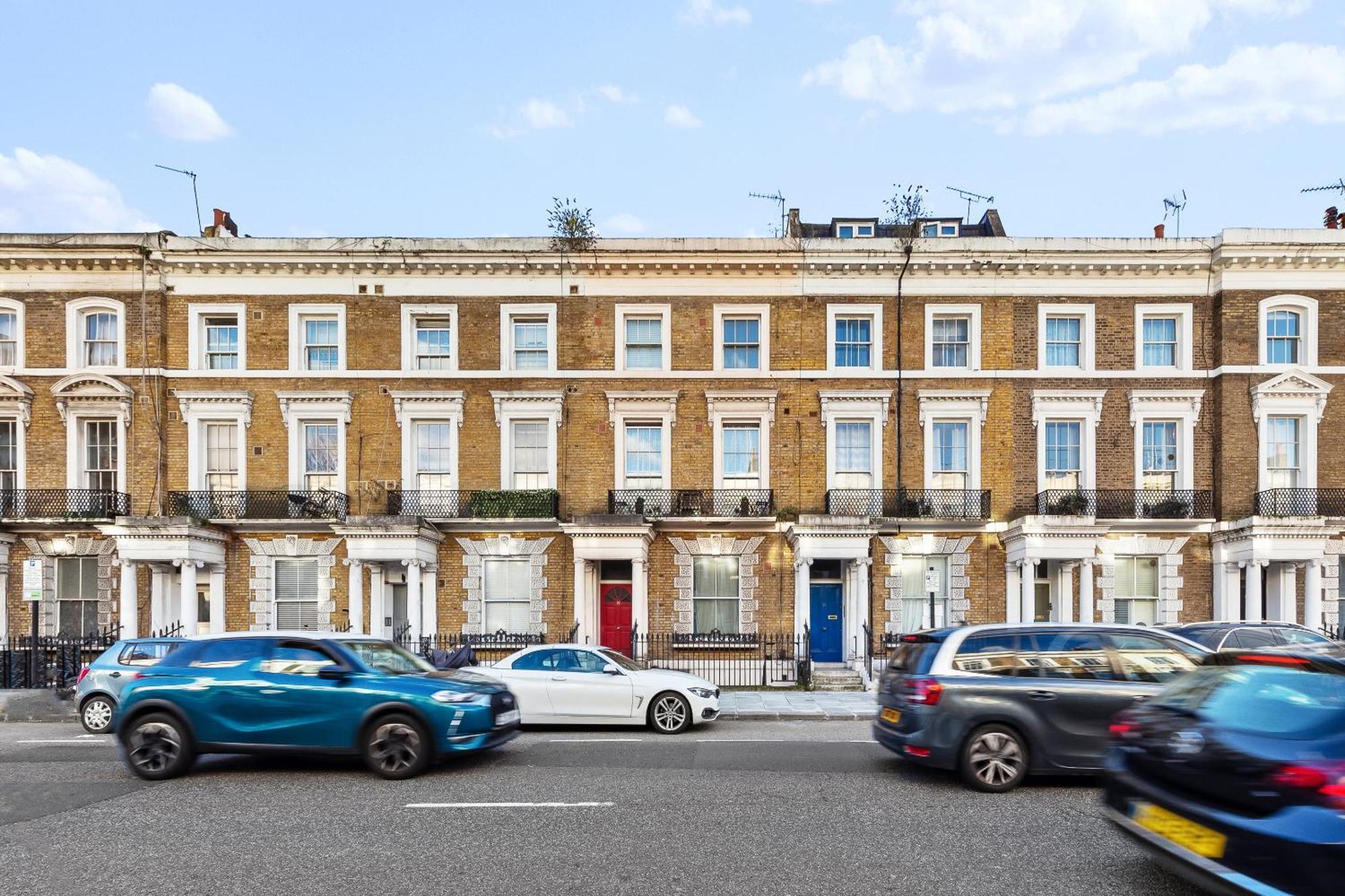 Newly Renovated Kensington 2 Bedroom With Balcony Near Harrods Sleeps 6, 2 Min Walk From Station * Londen