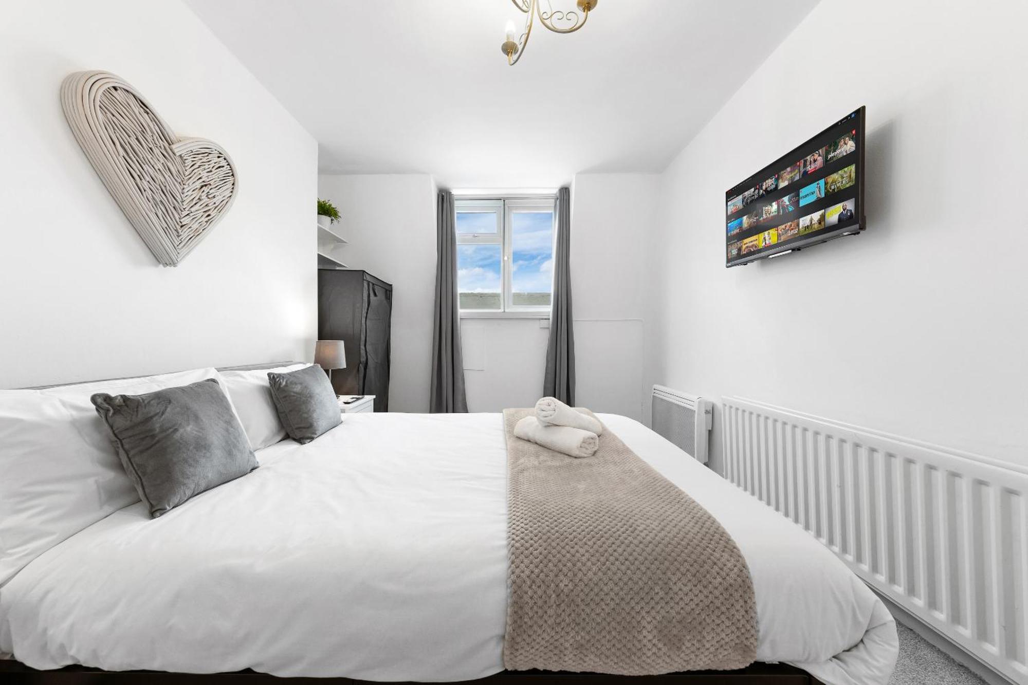 Newly Renovated Kensington 2 Bedroom With Balcony Near Harrods Sleeps 6, 2 Min Walk From Station Appartement Londen
