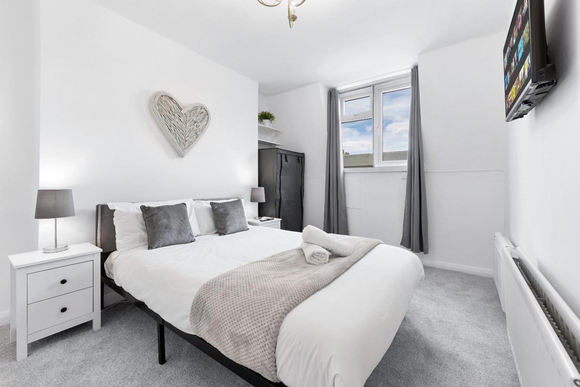 Newly Renovated Kensington 2 Bedroom With Balcony Near Harrods Sleeps 6, 2 Min Walk From Station * Londen
